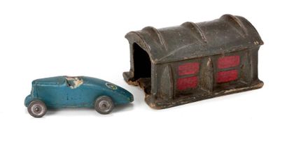 JOUETS CITROEN Garage en composition réf. 945- 1934, présenté avec voiture «ROSALIE...