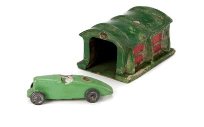 JOUETS CITROEN Garage en composition réf. 945 - 1934, présenté avec voiture «ROSALIE...