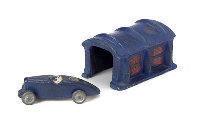 JOUETS CITROEN Garage en composition réf. 945 - 1934, présenté avec voiture «ROSALIE...