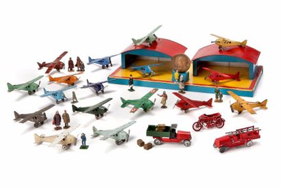 null Divers tôle
Deux hangars d'Aérodrome avec 17 avions en tôle, type Penny Toys...