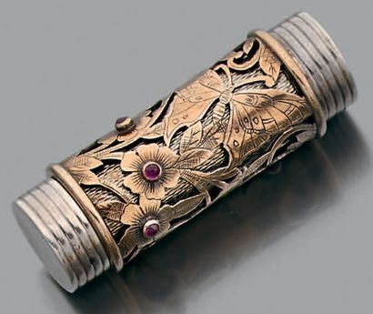 BOUCHERON Etui à lèvres en argent (<800) et vermeil composé d'un décor ciselé de...