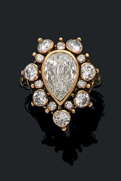 RENE BOIVIN Bague "pampille" en or jaune 18k (750) sertie d'un diamant de taille...