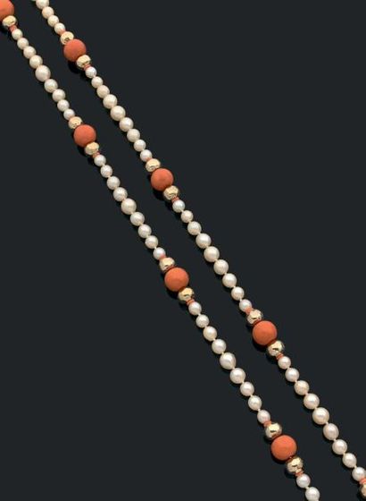 RENE BOIVIN Sautoir composé de perles de culture et rehaussé de perles de corails...