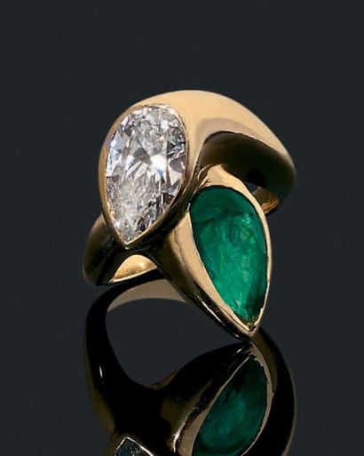 RENE BOIVIN Bague "croisée" en or jaune 18k (750) sertie d'un diamant de forme poire...