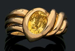 RENE BOIVIN Bague en or jaune 18k (750) enlacée d'un saphir jaune en serti clos.
Signée...