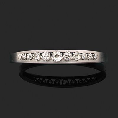null Bracelet jonc en gris 18k (750) ajouré au centre d'une ligne de diamants de...