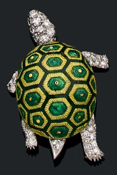 BOUCHERON Clip "tortue" en or jaune et gris 18k (750) à décor émaillé vert et jaune,...