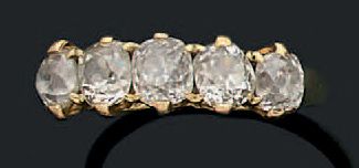 null Bague en or jaune 18K (750) sertie d'une ligne de cinq diamants de taille ancienne.
Tour...