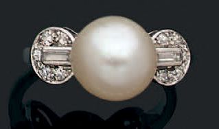 Bague en platine (950) sertie d'une perle...