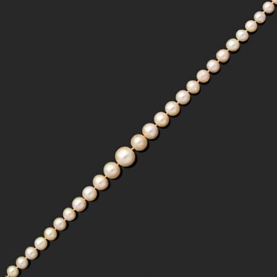 Collier composé de 98 perles supposées fines...