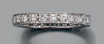 null Alliance en platine (950) sertie de diamants de taille brillant.
Tour de doigt:...
