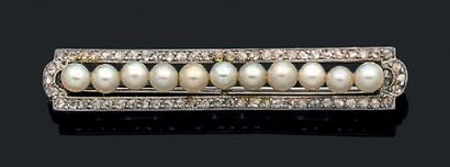 null Broche "barrette" en platine (950) ornée d'une ligne de petites perles fines...