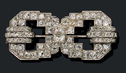 null Broche en or gris 18K (750) à décor géométrique serti de diamants de taille...