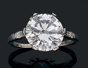 null Bague en platine (950) sertie d'un diamant de taille moderne épaulé de deux...