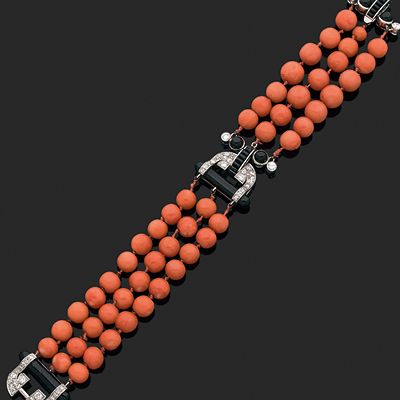 CARTIER 
Bracelet en platine (950) composé de trois rangs de perles de corail ornés...