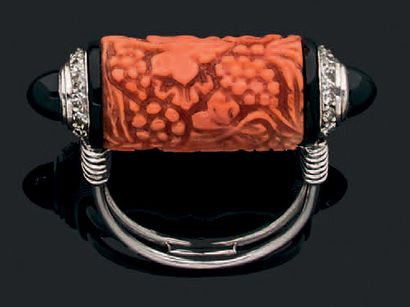 CARTIER Bague en platine (950) ornée d'un motif rouleau en corail scuplté épaulé...