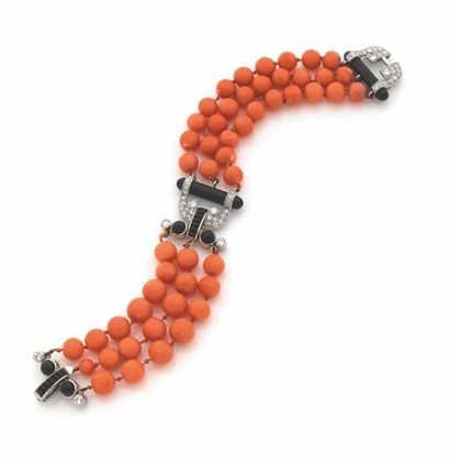 CARTIER 
Bracelet en platine (950) composé de trois rangs de perles de corail ornés...