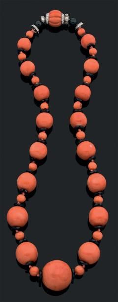 null Collier composé d'une chute de perles de corail alternées d'intercalaires d'onyx...