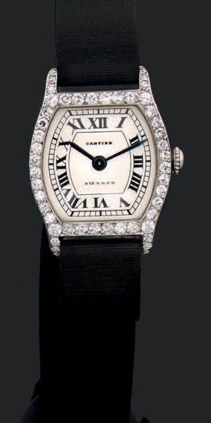 CARTIER Tortue
Montre de dame art deco joaillerie en platine. Cadran argenté, chiffres
Romains,...