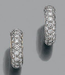 CARTIER "Étincelle"
Paire de boucles d'oreilles en platine (950) serties de diamants...