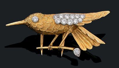 CARTIER Clip "colibri sur sa branche" en or jaune 18k (750) ciselé et platine (950)...