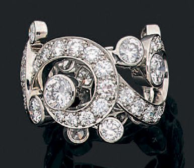 CARTIER Bague "anneau" en platine (950) à décor de volutes serties de diamants taille...