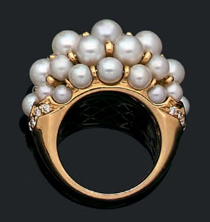 CARTIER "Andromaque"
Bague en or jaune 18k (750) sertie de 5 rangs de perles de culture...