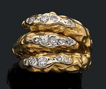 STERLE Bague en or jaune et gris 18k (750) martelé sertie de diamants de taille ancienne....