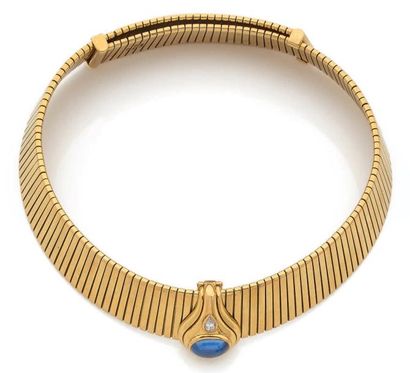 BULGARI Parure composée
Collier "tubogaz" plat en or jaune 18k (750) orné au centre...