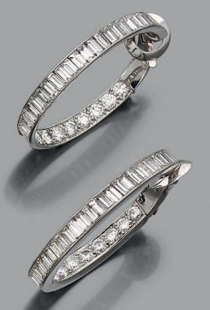 null Paire de grandes créoles en or gris 18k (750) serties d'une ligne de diamants...