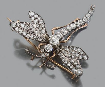 null Broche "libellule" en or jaune 18K (750) et argent (<800) sertie de diamants...