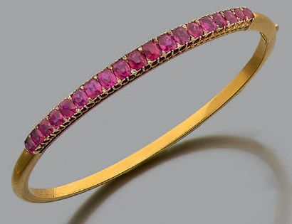 null Bracelet jonc en or jaune 18k (750) sertie d'une ligne de rubis ovale rehaussée...