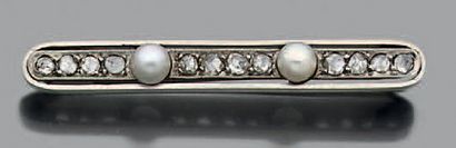 null Broche "barrette" en or gris 18k (750) sertie d'une ligne de diamants taillés...