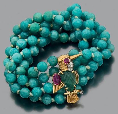 null Bracelet composé d'une torsade de perles de jade et orné pour le fermoir d'un...