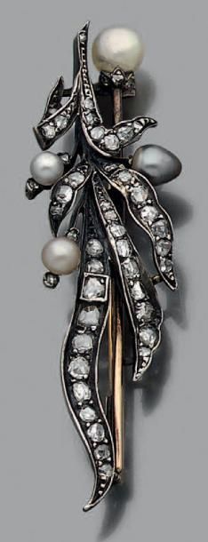 null Broche "feuillage" en or rose 18k (750) et argent (<800) sertie de diamants...