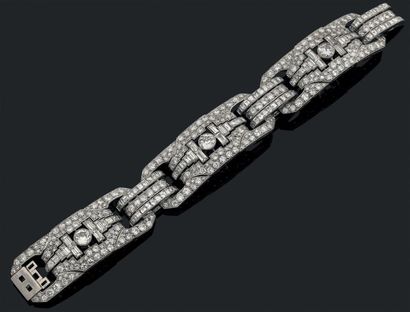 Bracelet ruban articulé en platine composé...