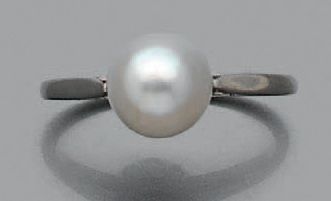 null Bague en PLATINE (950) ornée d'une perle fine bouton.
Diam de la perle: 7.7...