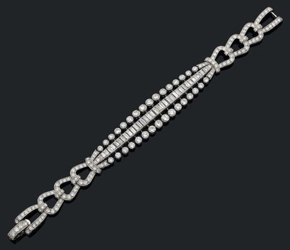 BOUCHERON Bracelet articulé en platine (950) serti au centre d'une ligne de diamants...