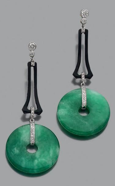 null Paire de pendants d'oreilles en or gris 18k ( 750) composés d'un long motif...