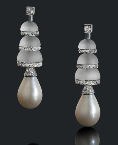SUZANNE BELPERRON 
Paire de pendants d'oreilles en or gris 18k (750) composés d'une...
