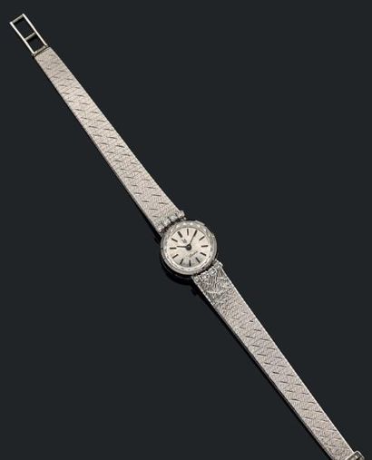 LIP vers 1960 
Montre joaillerie tour de bras tout or blanc 18K. Cadran argenté,...