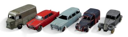 DINKY TOYS Lot de 5 miniatures:
- Citroën Traction 11 BL (état d'usage)
- Citroën...