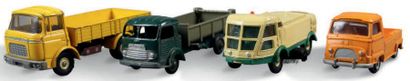 DINKY TOYS Lot de 4 miniatures:
- Balayeuse LMV N° 596 (bon état)
- Camion Berliet...