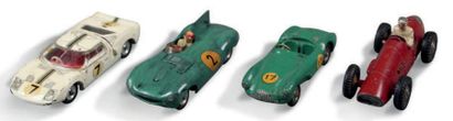 DINKY TOYS Lot de 3 miniatures:
- Ferrari F1 N° 23J (état d'usage)
- Aston Martin...