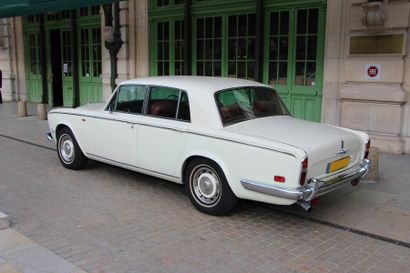 1977 -ROLLS-ROYCE SILVER SHADOW La Rolls-Royce Silver Shadow est présentée en 1965...