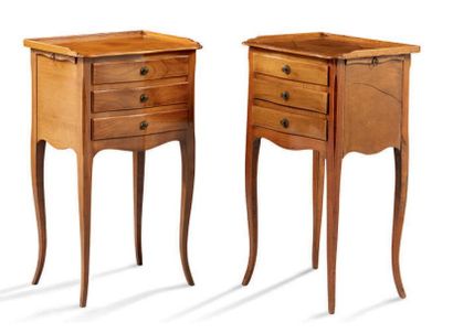 null DEUX PETITES TABLES DE SALON formant paire en bois fruitier, elles ouvrent par...