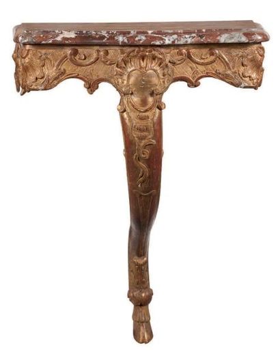 null PETITE CONSOLE en bois sculpté et doré. La ceinture mouvementée sculptée de...