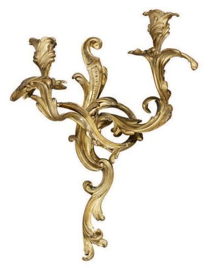 null PAIRE D'APPLIQUES en bronze ciselé et doré à deux bras de lumière feuillagés.
Style...