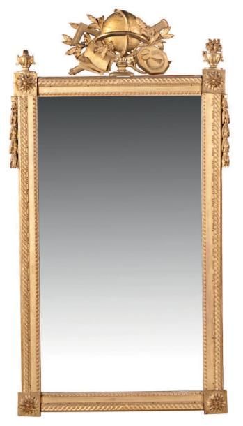 null GRAND MIROIR de forme rectangulaire en bois sculpté et doré de frises d'entrelacs,...