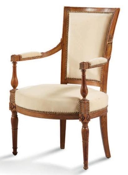 null DEUX FAUTEUILS formant paire en bois naturel, supports d'accotoir en balustre.
L'un...